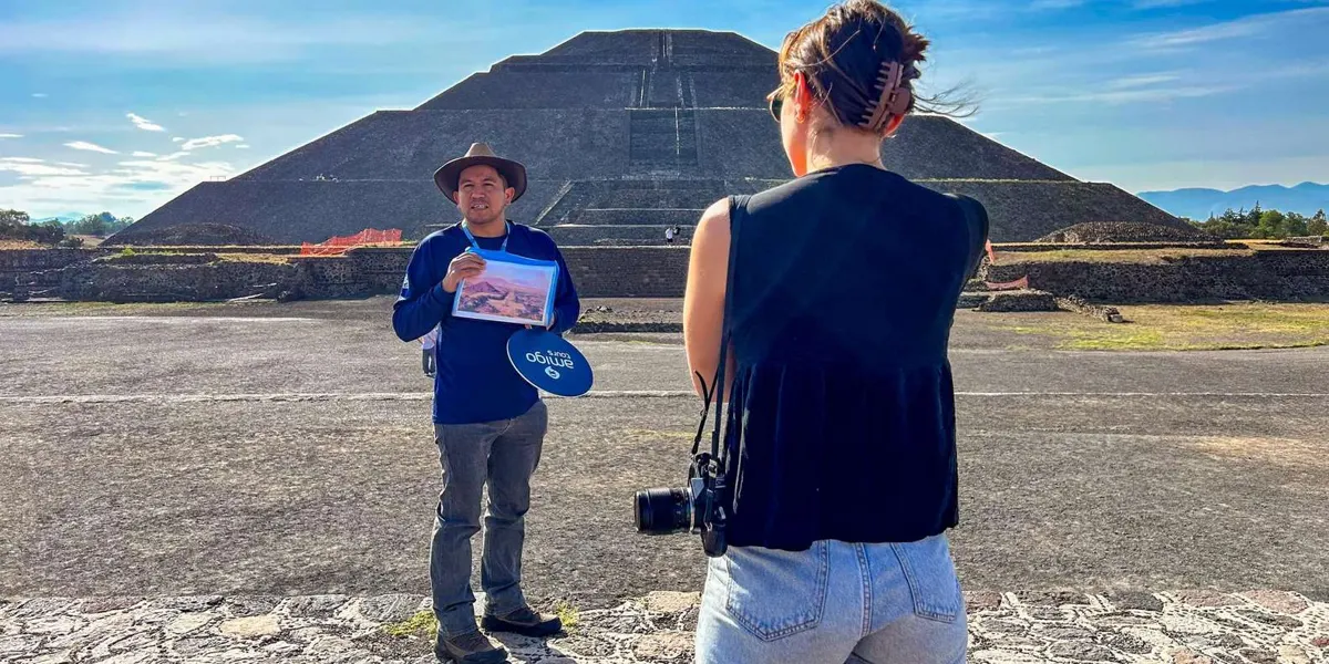 Private guide speaking with a visitor in front of the Pyramid of the Sun