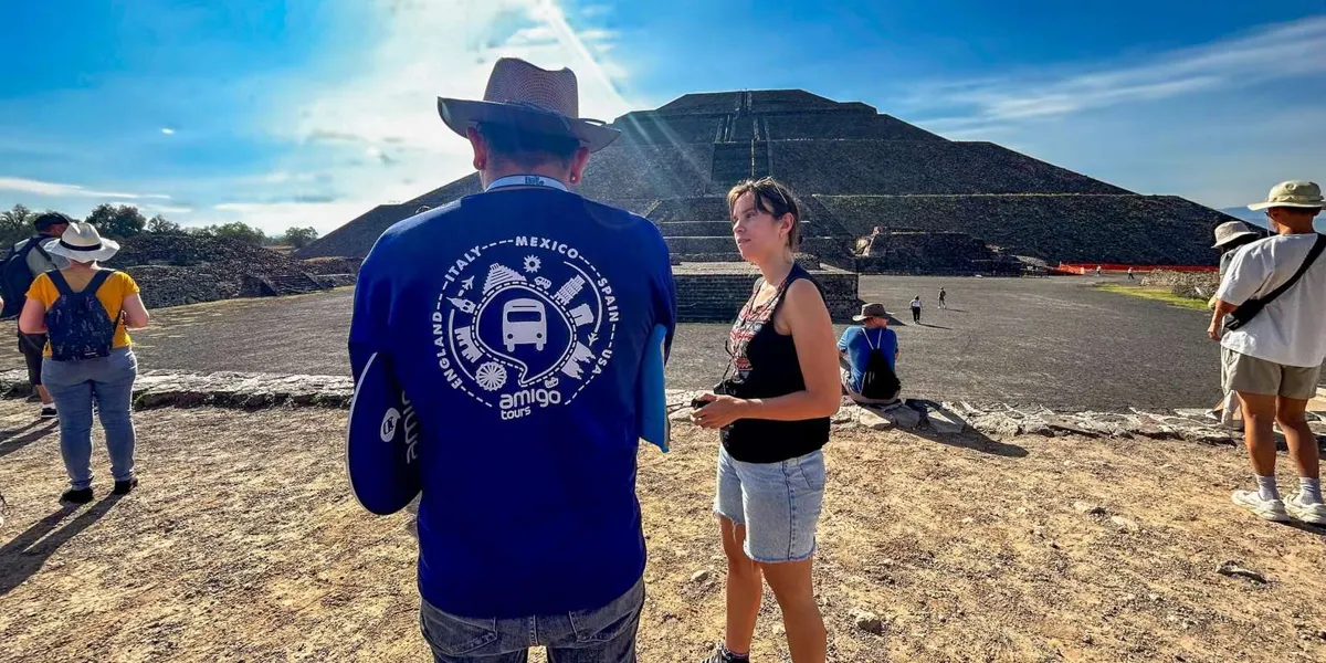 Guide explaining the site with the Pyramid of the Sun behind him
