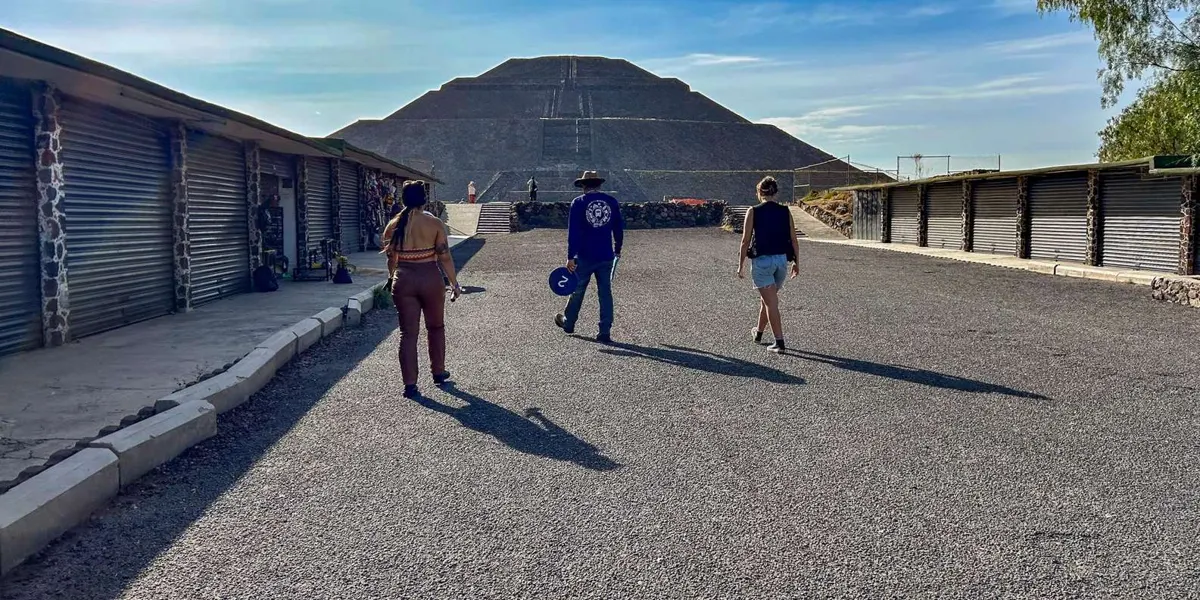 Visitors walking toward the Pyramid of the Sun