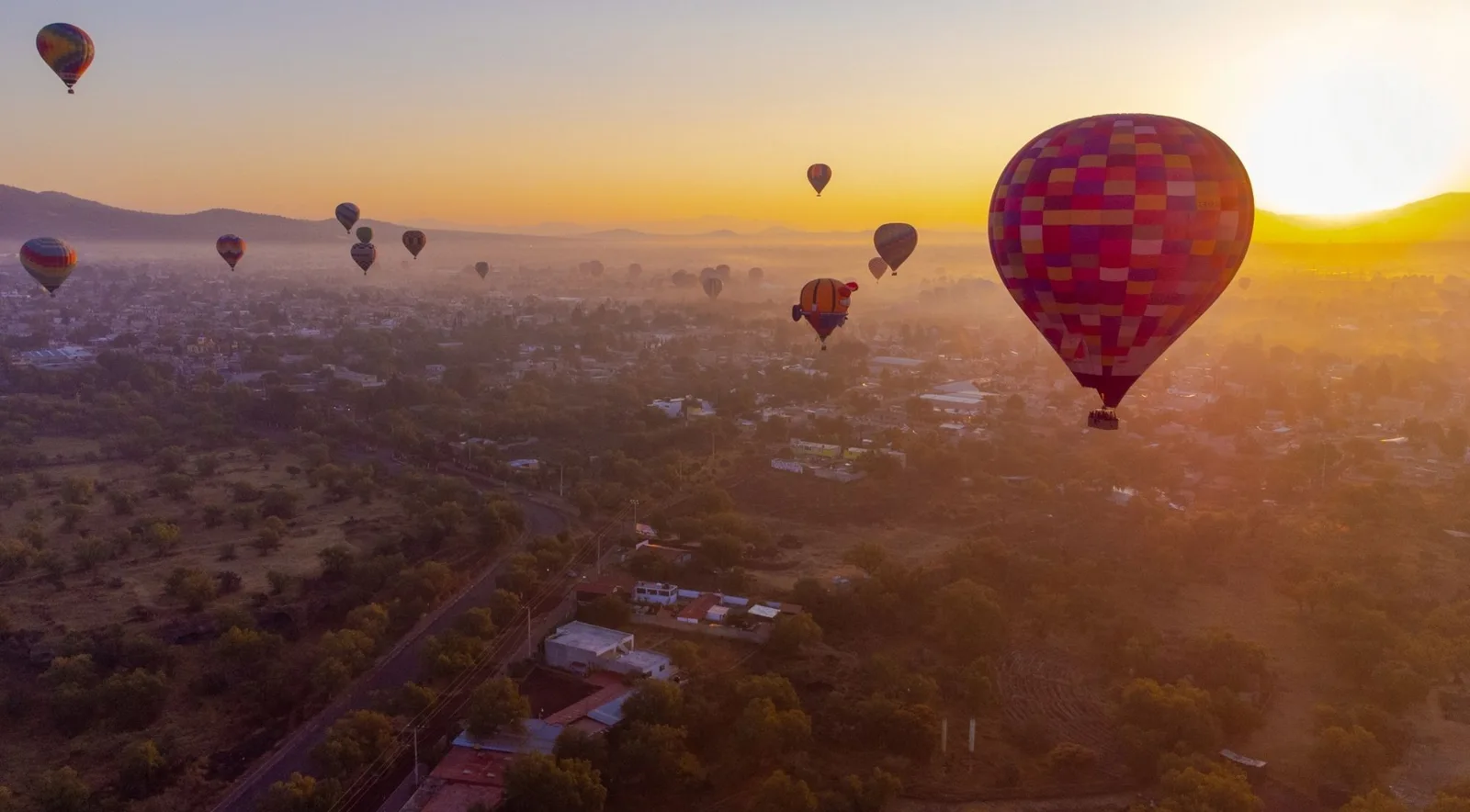 Balloons above the Teotihuacán valley in the early light